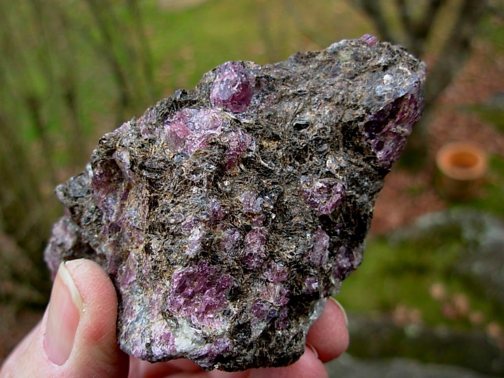 hodolite Garnets in Phlogopite Mica Matrix from NC
