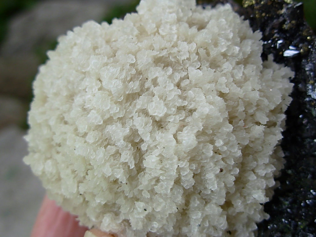 Barite Snowball on Sphalerite from the Elmwood Mine