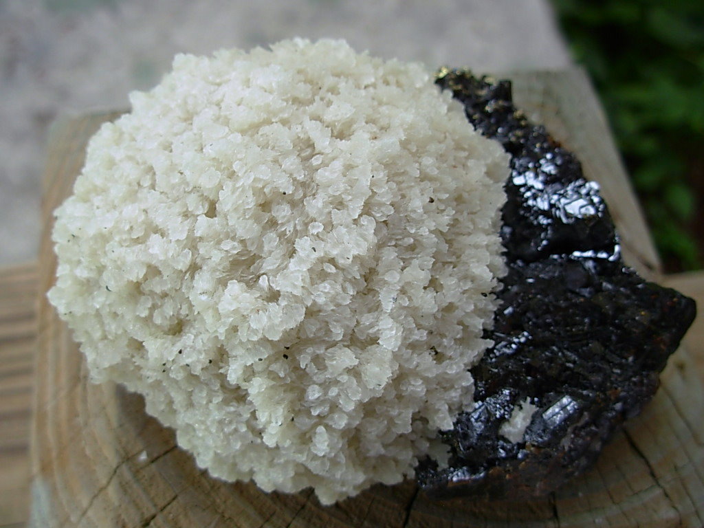 Barite Snowball on Sphalerite from the Elmwood Mine