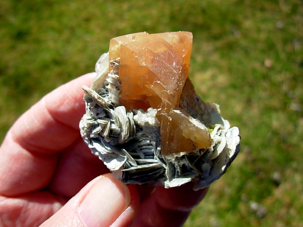 136g Fluorescent Scheelite from China