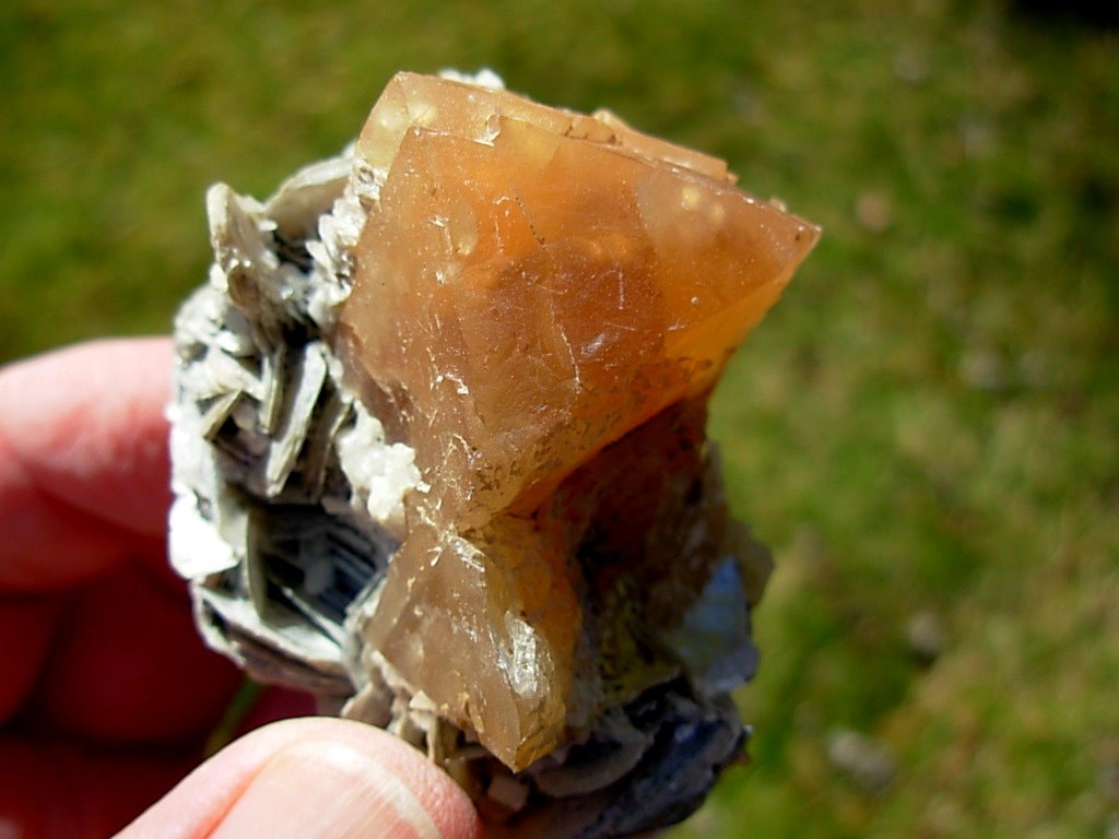 136g Fluorescent Scheelite from China