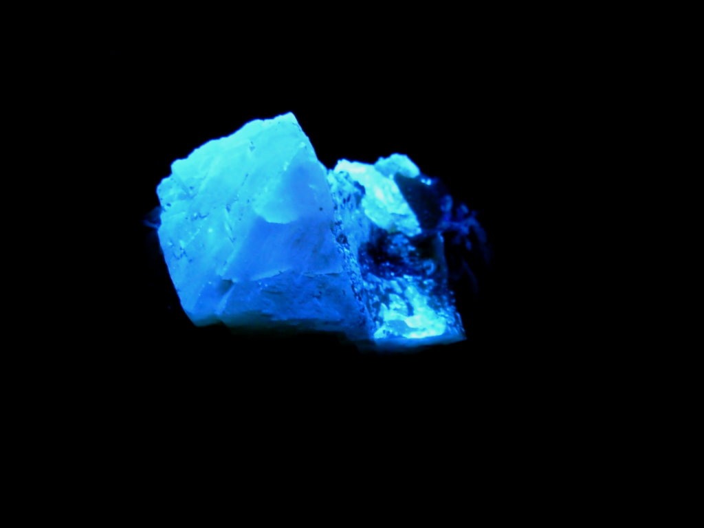 136g Fluorescent Scheelite from China