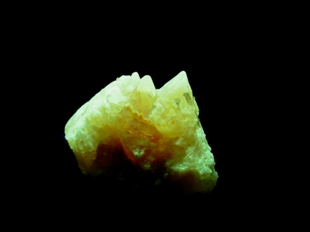 Exceptional Fluorescent Powellite from India