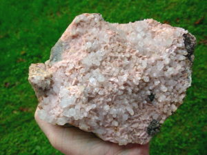 Quartz and Sphalerite on Rhodochrosite Blades from the Travona Mine
