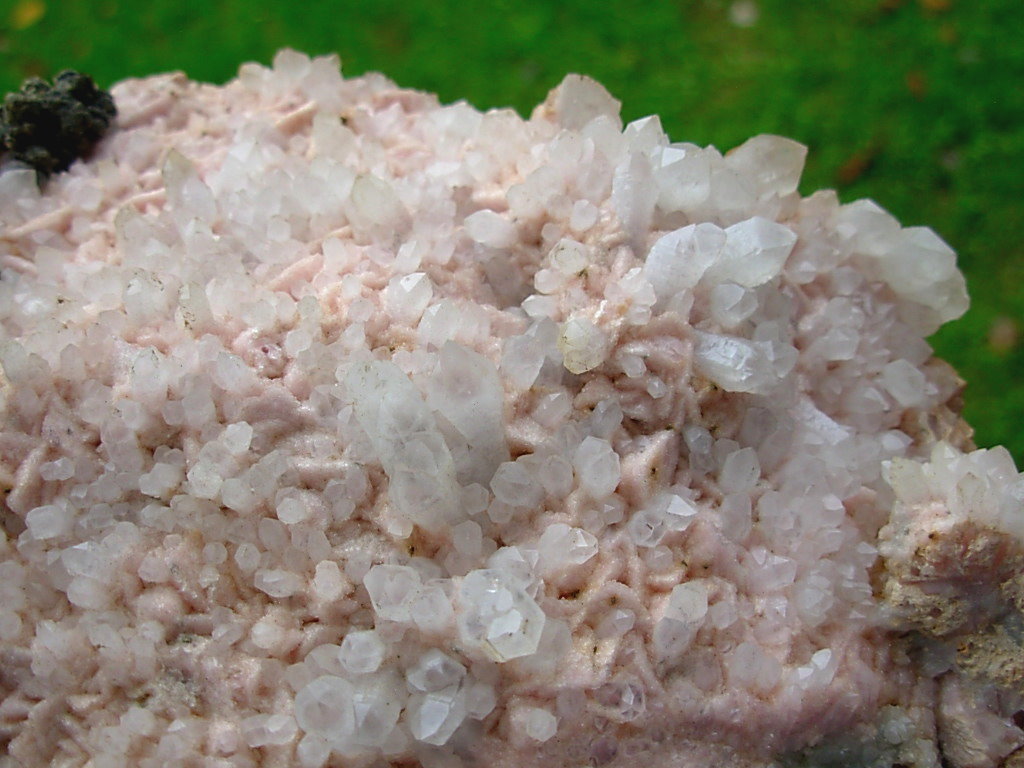 Quartz and Sphalerite on Rhodochrosite Blades from the Travona Mine