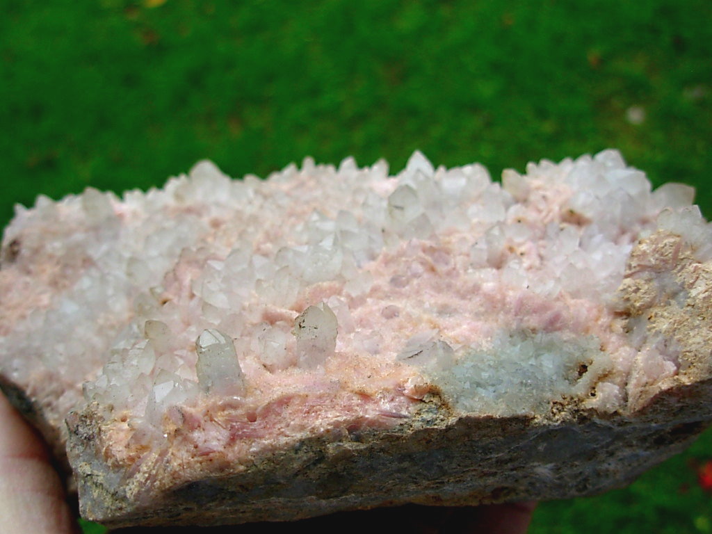 Quartz and Sphalerite on Rhodochrosite Blades from the Travona Mine