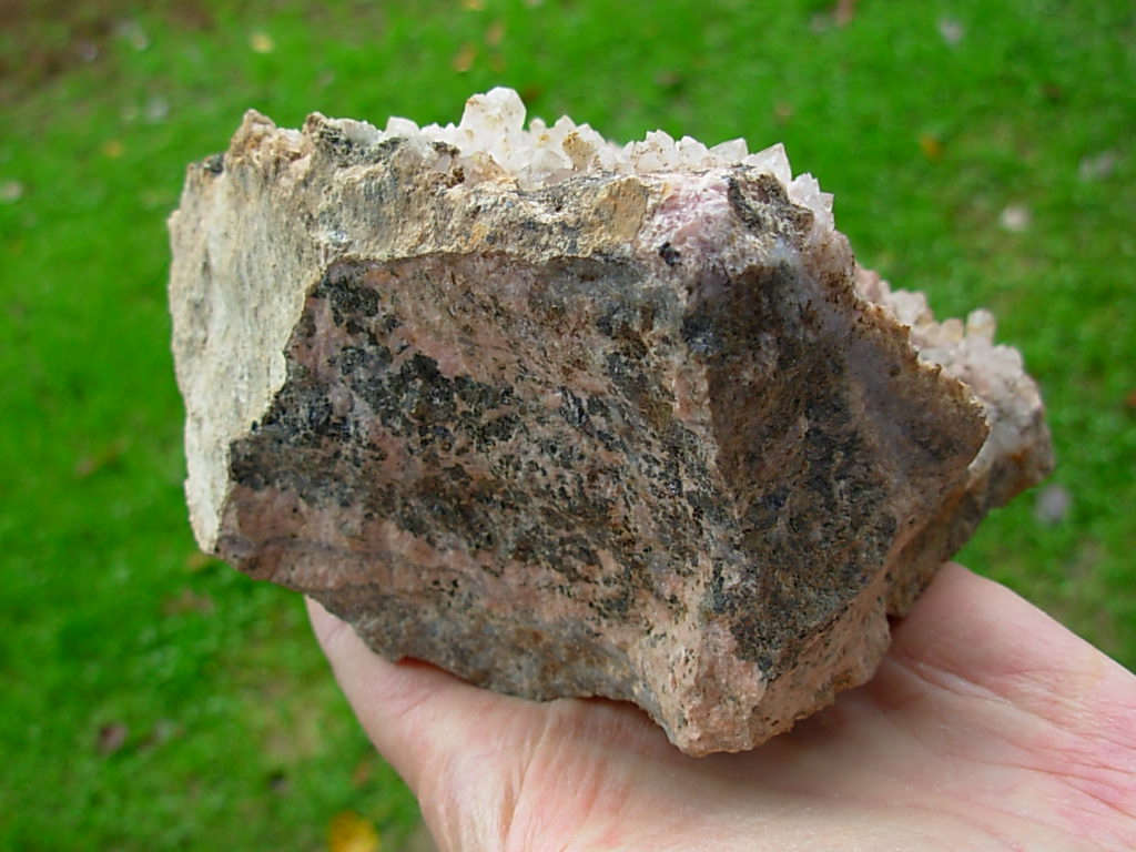 Quartz and Sphalerite on Rhodochrosite Blades from the Travona Mine