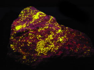 fluorescent wollastonite