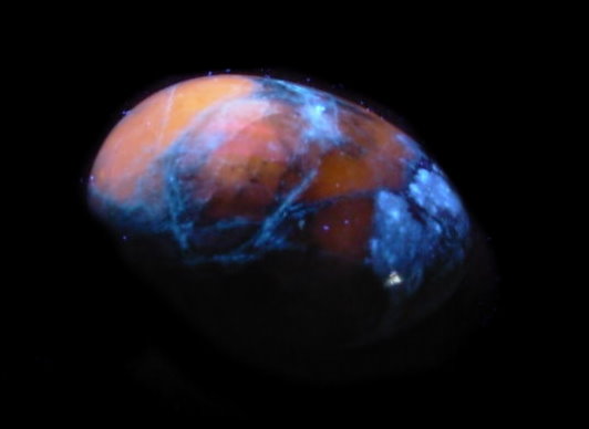 Hackmanite_LW_Fluorescent_Egg