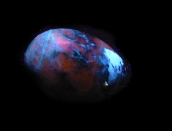 Hackmanite_SW_Fluorescent_Egg