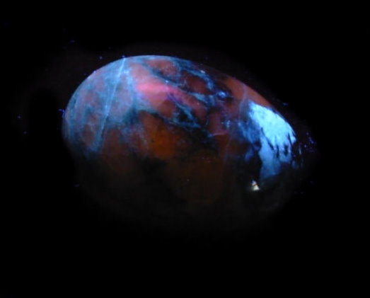 Hackmanite_SW_Fluorescent_Egg