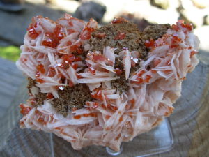 Vanadinite on Barite (10)