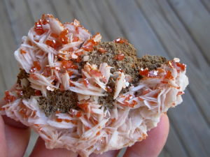 Vanadinite on Barite (4)
