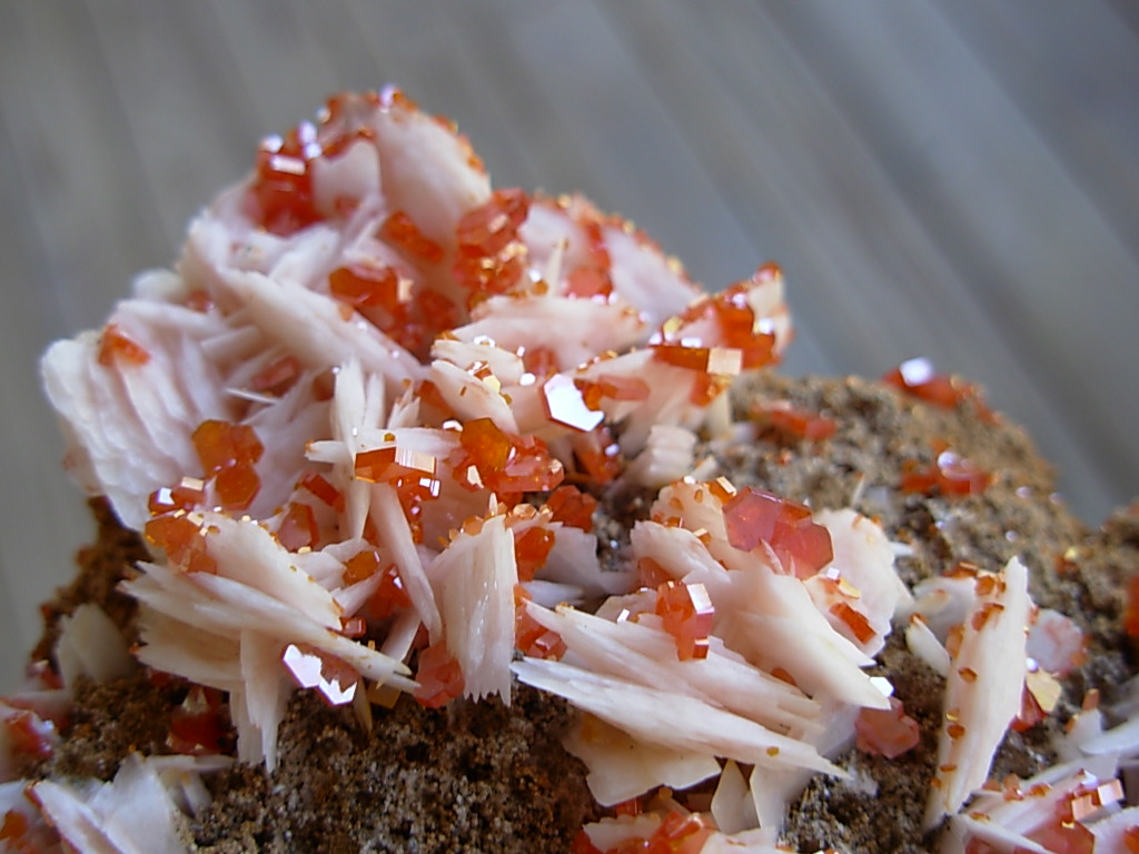 Vanadinite on Barite (5)