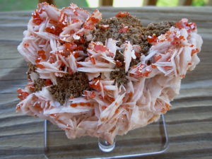 Vanadinite on Barite (8)