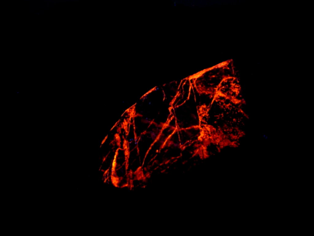 Fluorescent AZ 17 Very Rare Calcite Veins from the Glove Mine