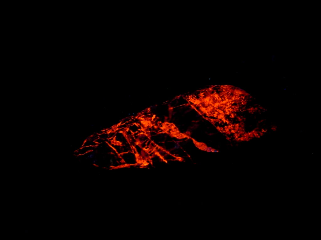 Fluorescent AZ 17 Very Rare Calcite Veins from the Glove Mine - Image 3